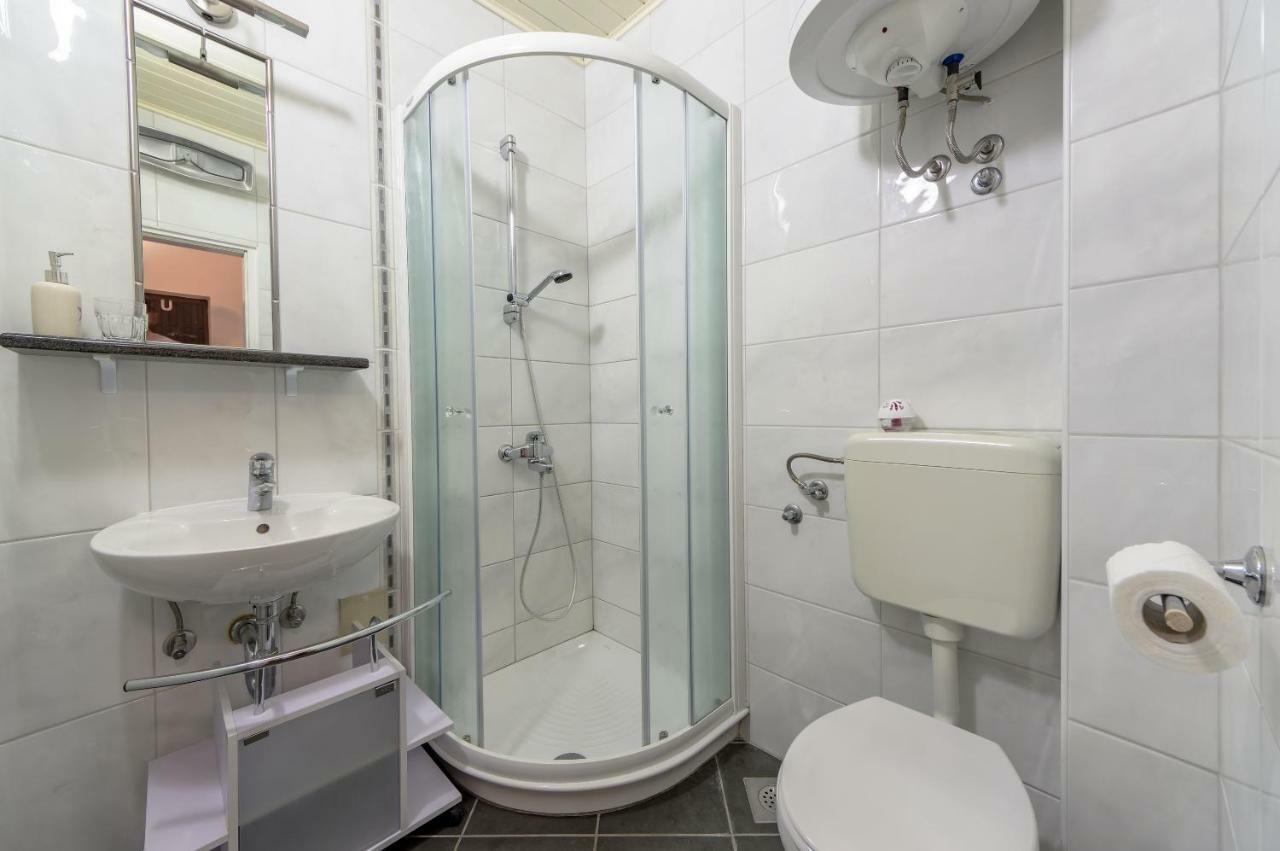 Apartments Lodra พูลา ภายนอก รูปภาพ