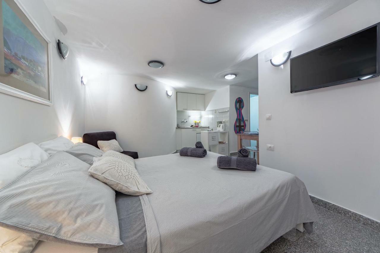 Apartments Lodra พูลา ภายนอก รูปภาพ